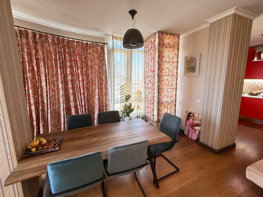 Shitet, Dublex 3+1+3, Ish Stacioni i fundit i Tiranes se Re, 2000 Euro/m²