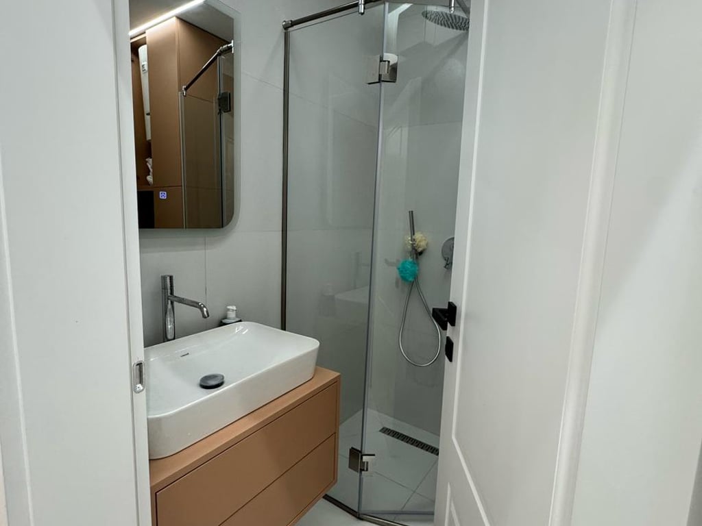 Jepet me qera Apartamenti 1+1,  rruga 5 Maj prane Concord Center ( Big market) 450 euro