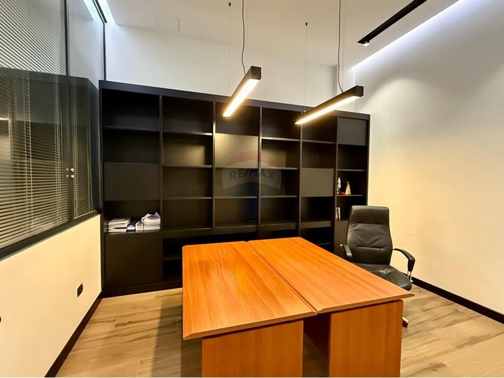 Tirane, jepet me qera ambjent biznesi , 146 m² 1.400 € (Rruga Aleksandër Moisiu)