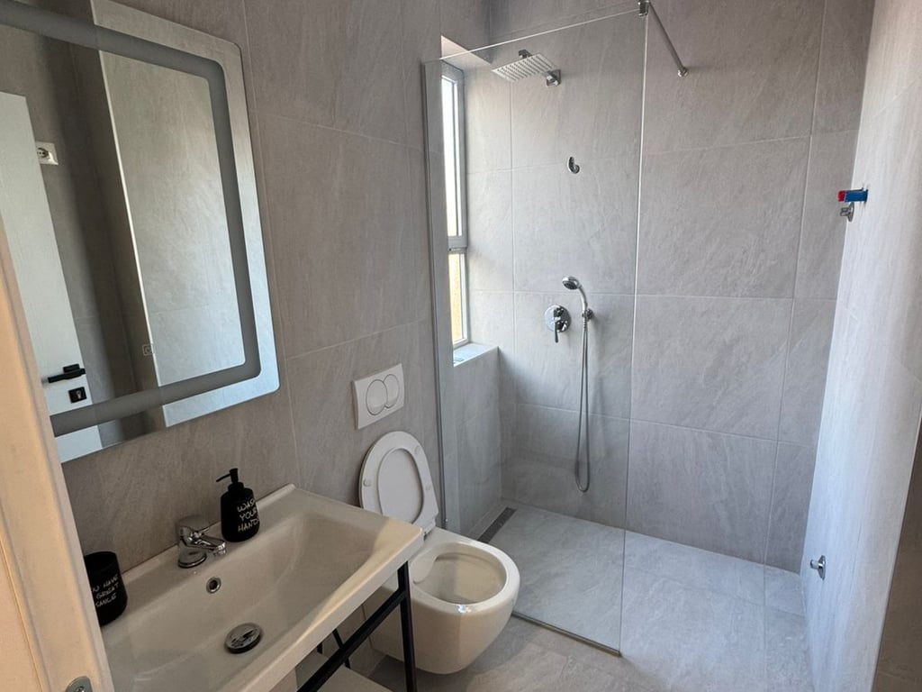 Jepet me qera Garsoniere , rruga Ferit Xhajko prane Dispancerise 350 mije leke