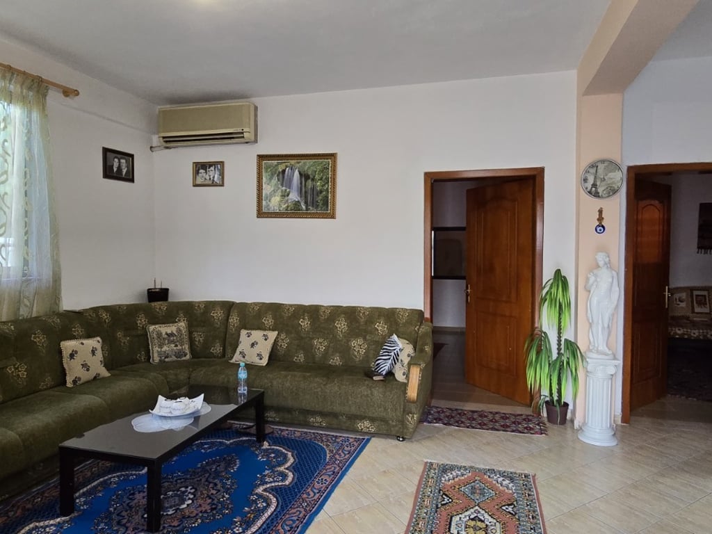 Shtëpi Private në Shitje me vendodhje te rruga Petrit Radovicka te Kthesa e Kamzës.