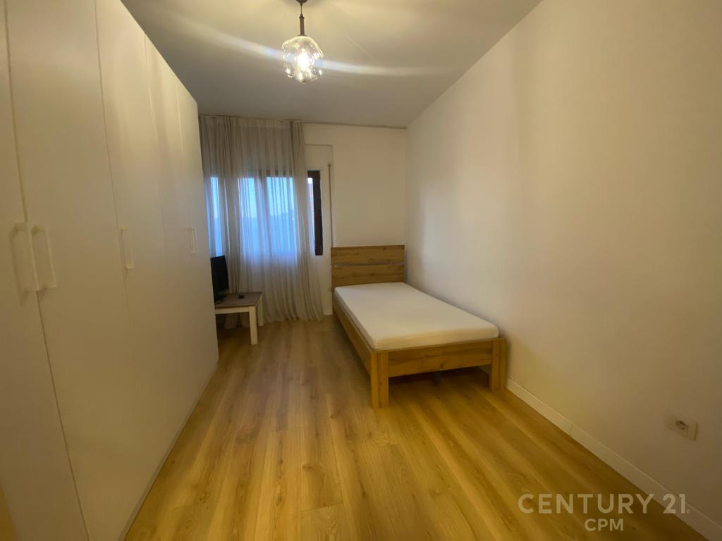 2+1+2 apartment for rent with parking space and storage at the Botanical Garden.