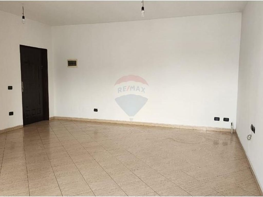 Apartament 2+1 me qira tek Pallati me Shigjeta, perballe Delijorgjit.