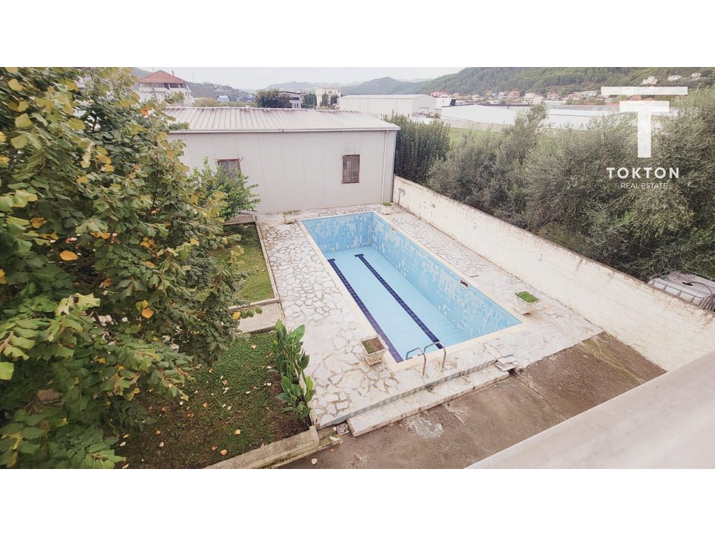 In vendita – Villa a 2 piani con piscina a Vaqarr, Tirana