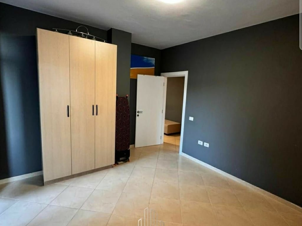 Jepet me qera apartament 2+1 per zyre,Qender , Toptani 