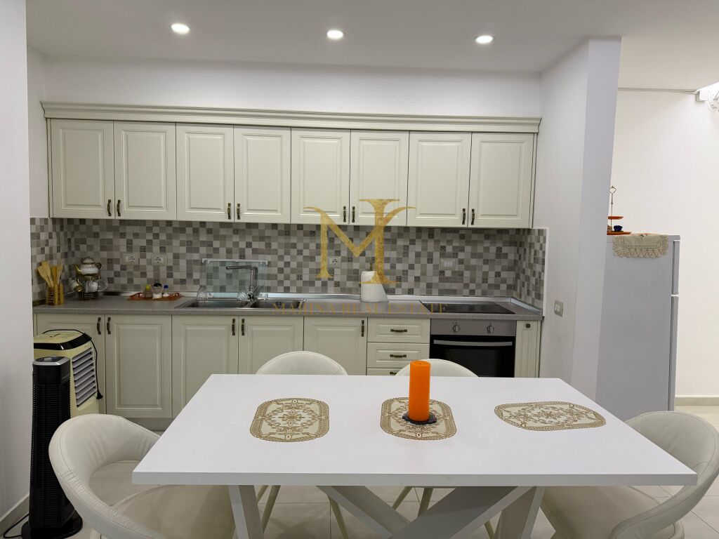 SHITET APARTAMENT 2+1 PRANE SHKOLLES BAJRAM CURRI !!