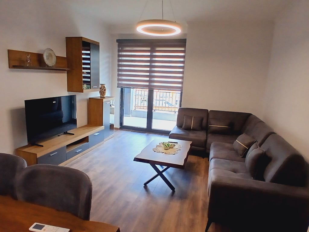 Apartament 2+1+ parkim per qira te Pazari i ri