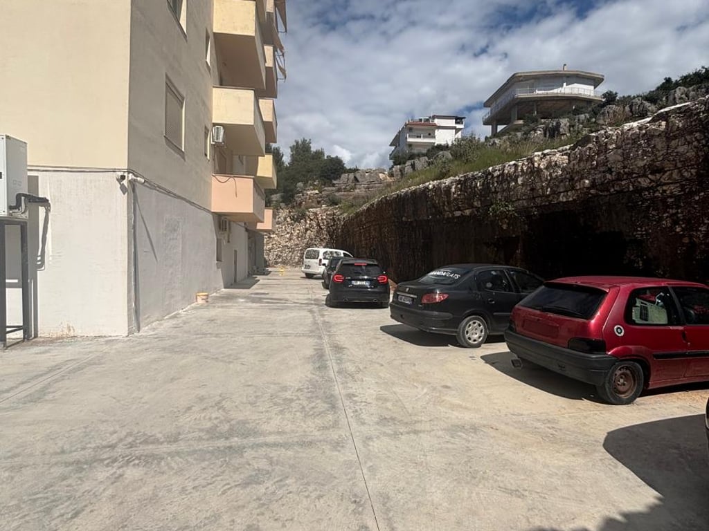 Appartamento con due camere da letto, due bagni con vista mozzafiato sul mare.
