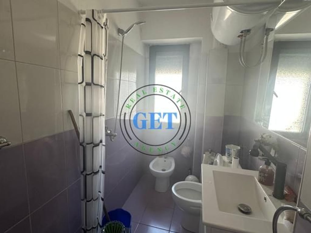 Shitet Apartament 2+1,Prane Shkolles "Qemal Mici", Durres  Stadiumi 85,000 €