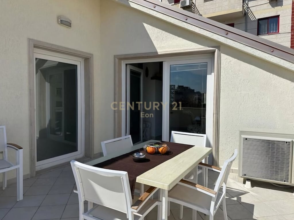 IN VENDITA – VILLA SU 4 PIANI NEL CENTRO DI DURRES VICINO AL TRIBUNALE!