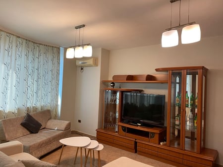 Jepet me Qera Apartament 2+1 tek 21 Dhjetori, pranë Joenës.