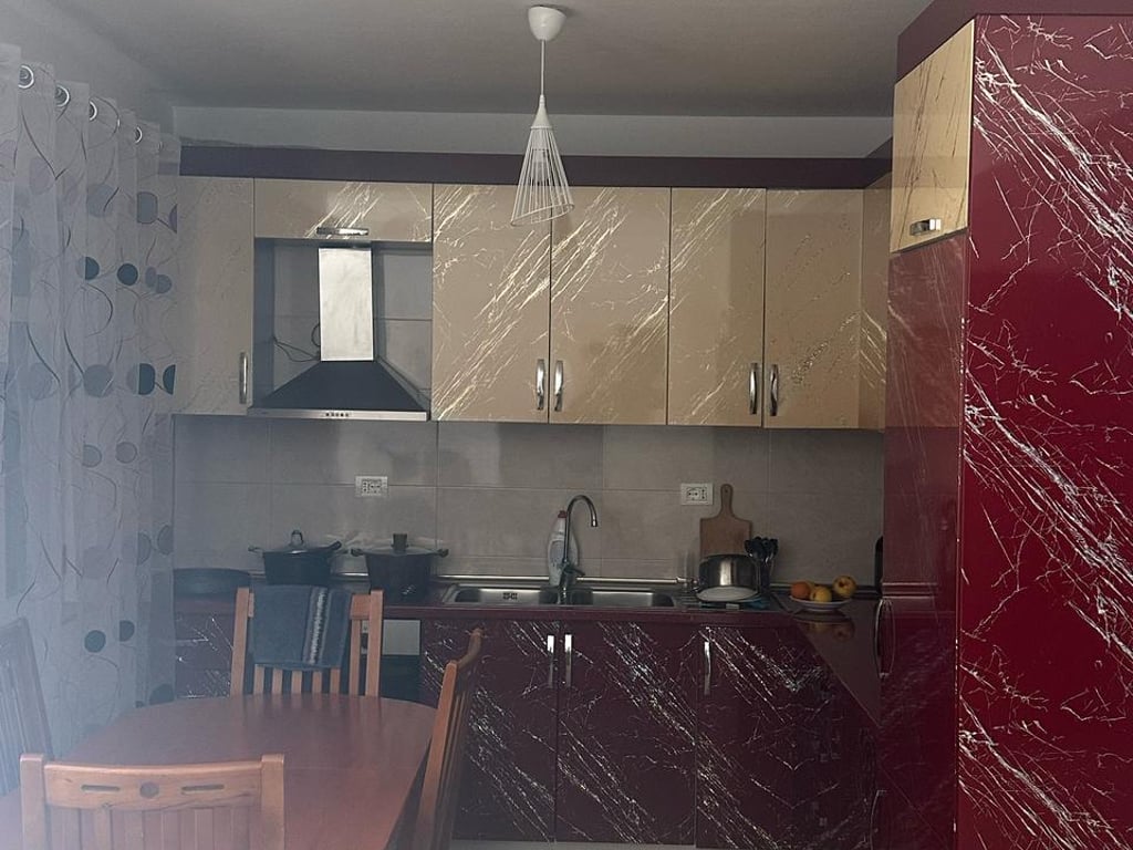 Affittasi appartamento 2+1, Kthesa e Kamzës Complesso Malezjan 450 mila lekë.