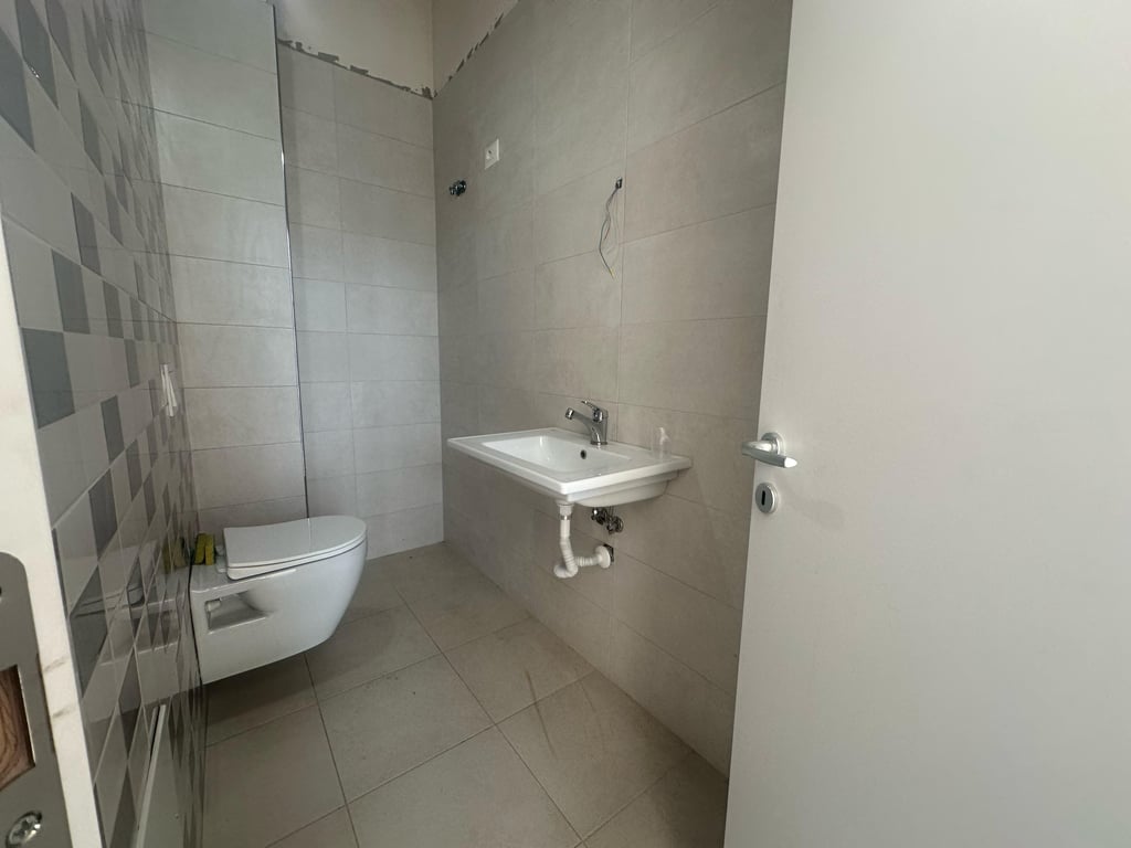 Shop / main road 📍Don Bosko 📌1300€