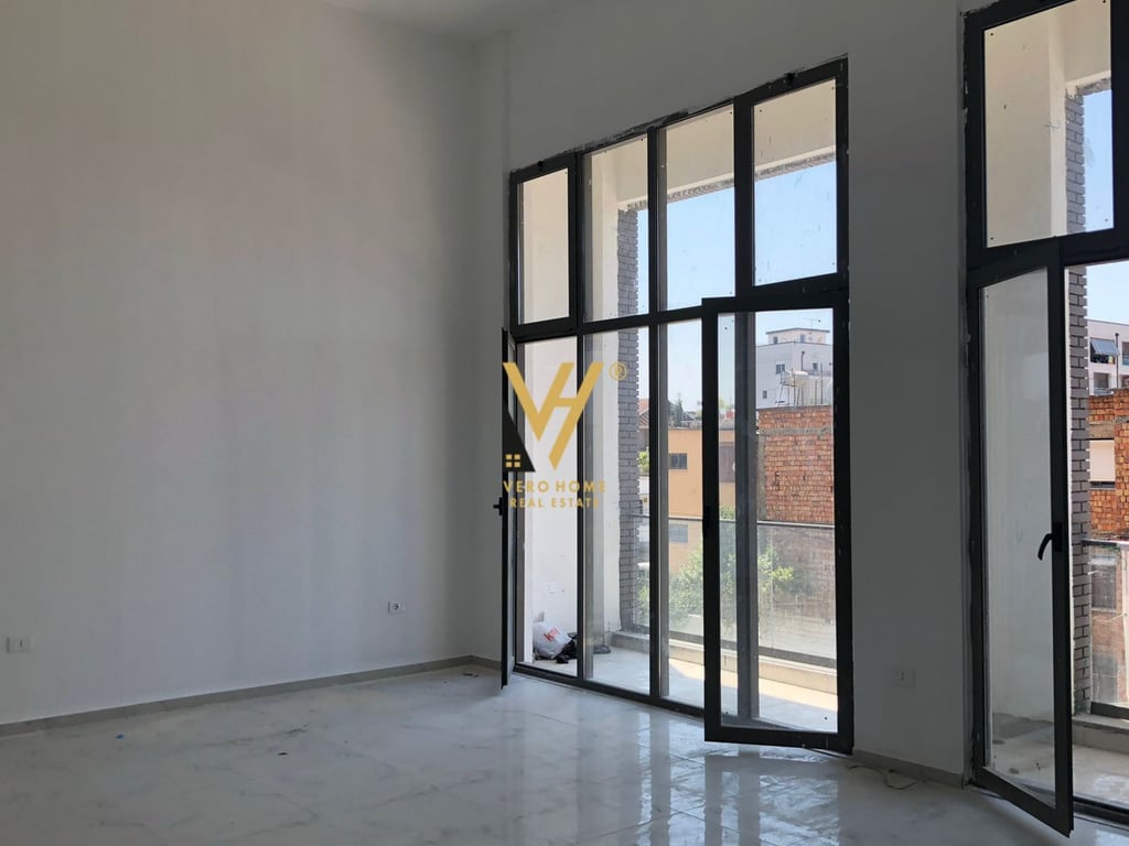 JEPET ZYRE 77 M2 ME QERA TE PORCELANI 600 EURO