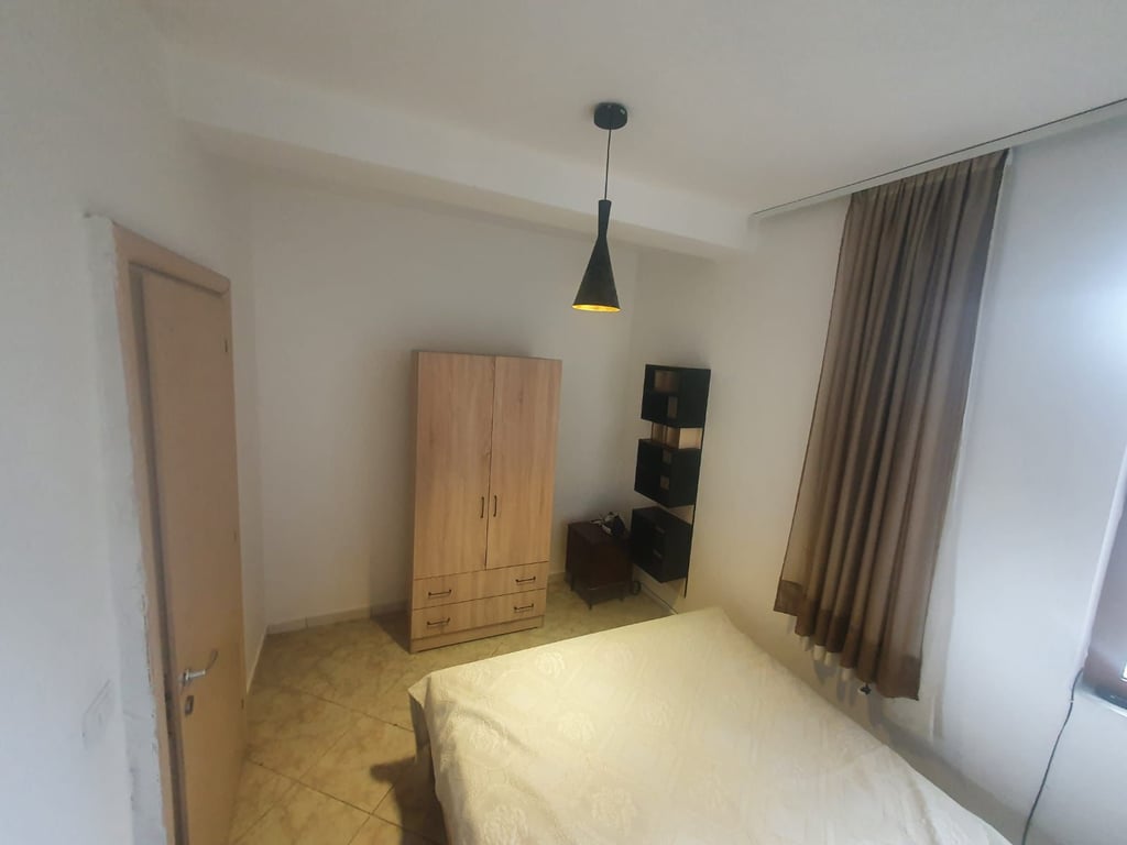 For rent Entrance 1+1 in the area of Marlin Barleti School.