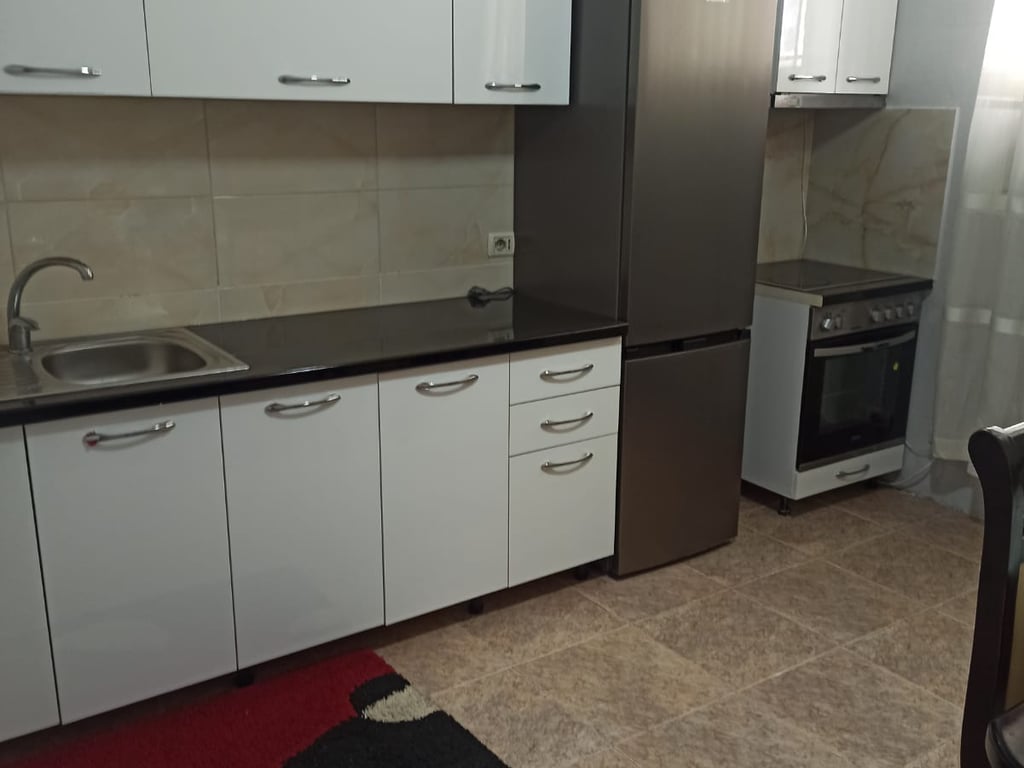 Affittasi casa privata 2+1 con ingresso indipendente. Indirizzo: Via di Dibra, vicino alla Scuola Unita. PREZZO: 450 Euro.