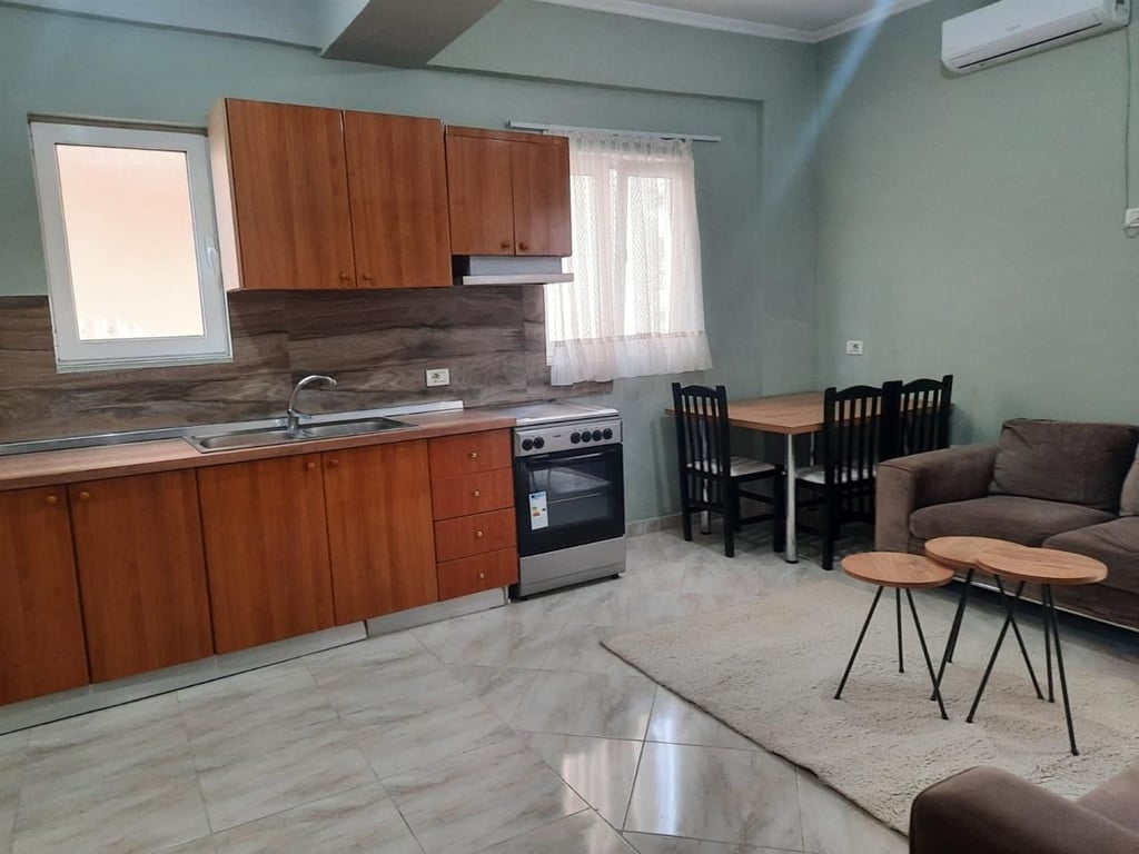 A 2+1 apartment for rent is available on Kodra e Priftit street.