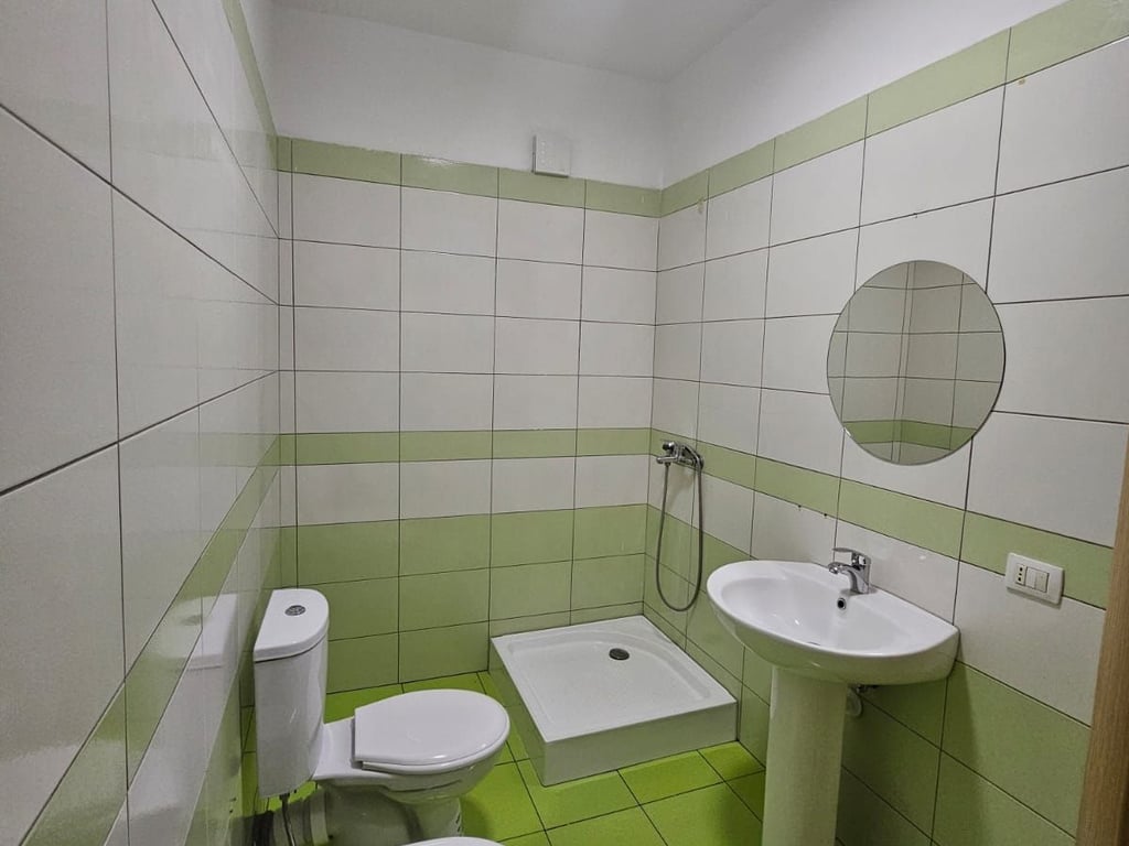 Affittasi appartamento 2+1, Astir, dietro la banca Raiffeisen. Prezzo: 400€ trattabili.