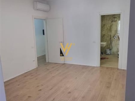 JEPET ZYRE 117M2 ME QERA TE BLLOKU 1.500 EURO