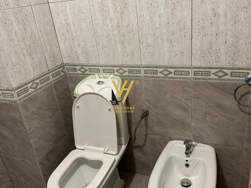 JEPET AMBIENT 130 M2 ME QERA TE ISH EKSPOZITA 800 EURO