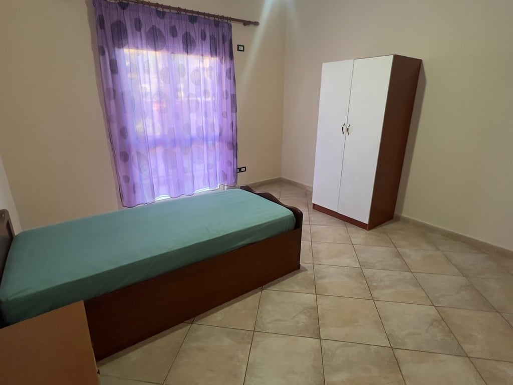 Affittasi appartamento 3+1, via Sali Nivica vicino al Mercato Elettrico Nuovo o alla strada di Elbasan, 500 mila lekë.