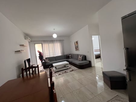 Jepet me qera apartament 2+1 tek Komuna e Parisit
