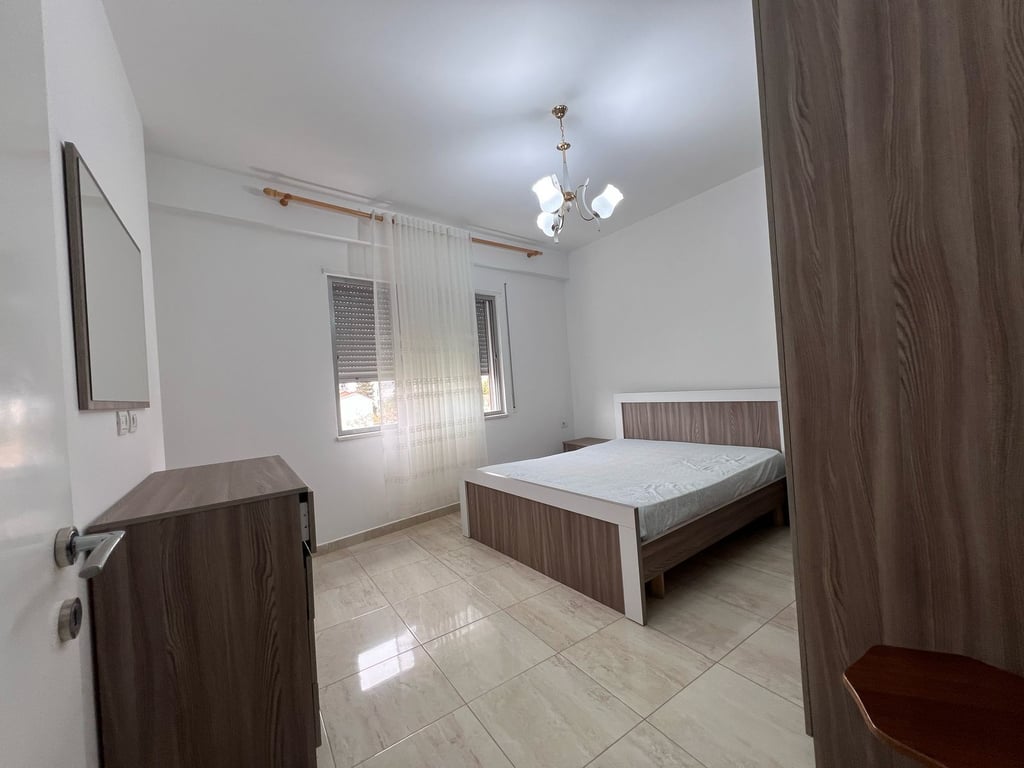 Jepet me qera apartament 2+1 tek Komuna e Parisit