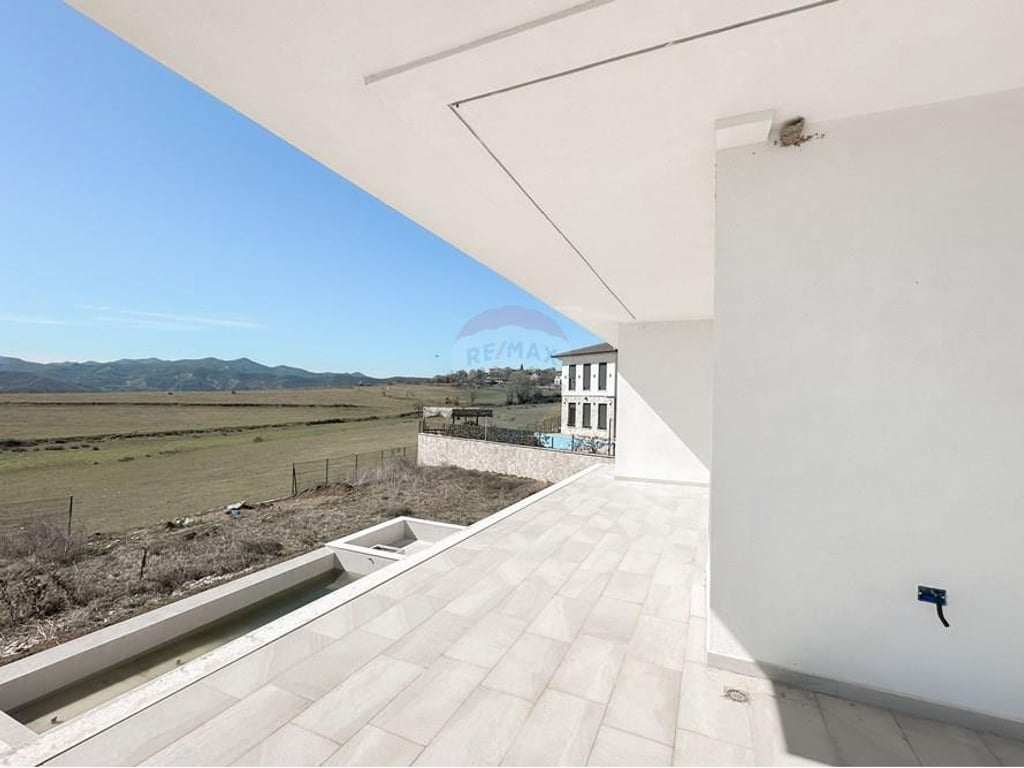 Villa di Lusso a Tirana: 8 Camere + Piscina