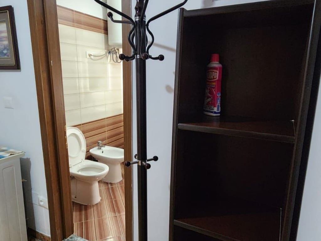 Jepet me qera Apartamenti 2+1 ; Pallati me shigjeta Cmimi: 500 euro