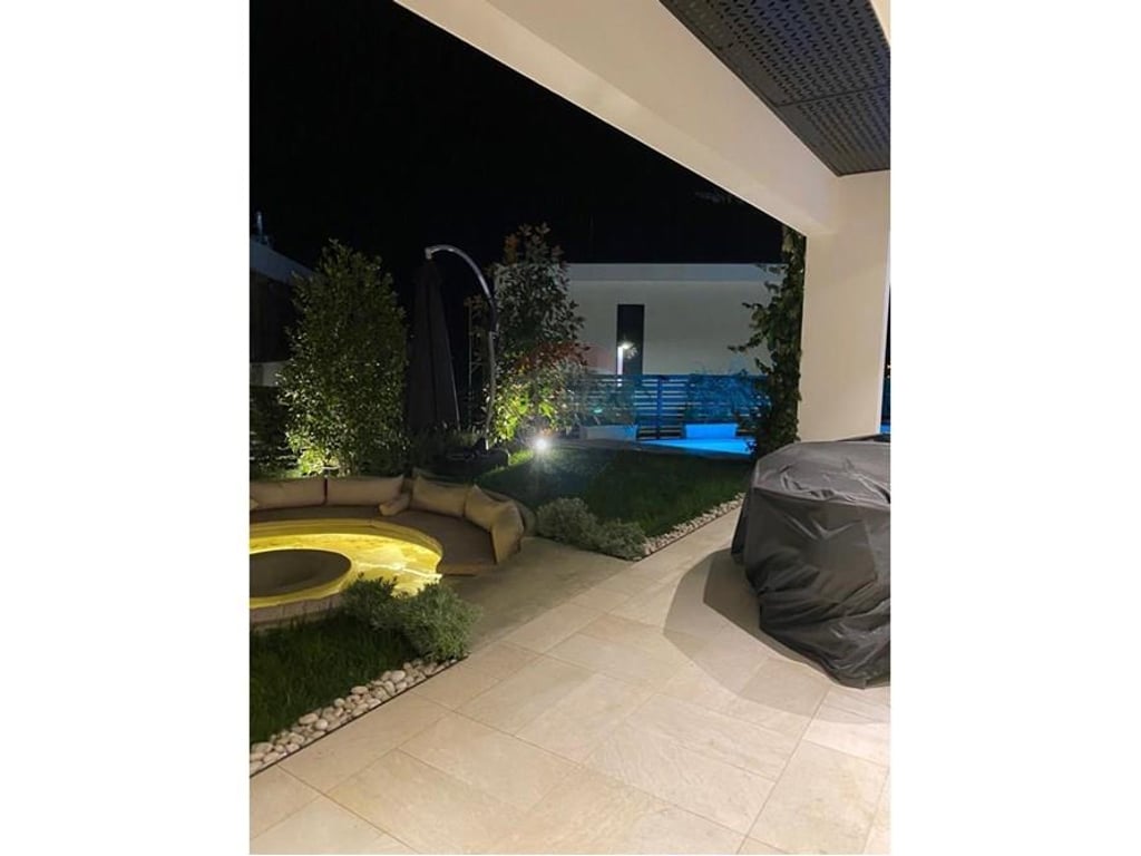 VILË LUKSOZE NË FARKË, ME PAMJE NGA LIQENI