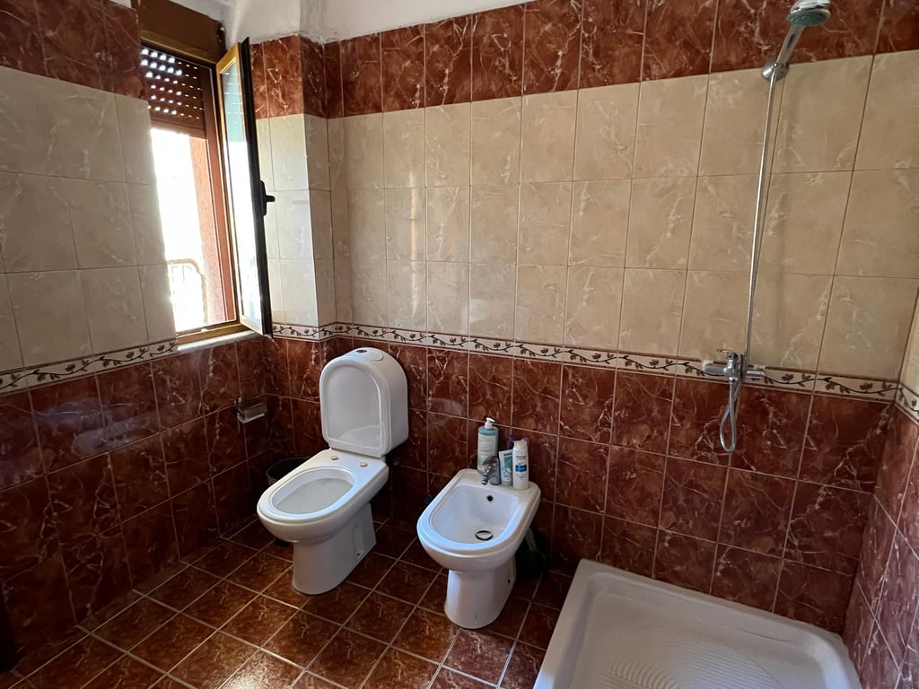 Jepet me qera Apartamenti 1+1 , Zogu i Zi prapa karburantit Er Petrol ( prapa Kompleksit Vizon Plus)  400 mije leke 