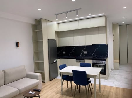 Qera! Apartament 1+1, Astir