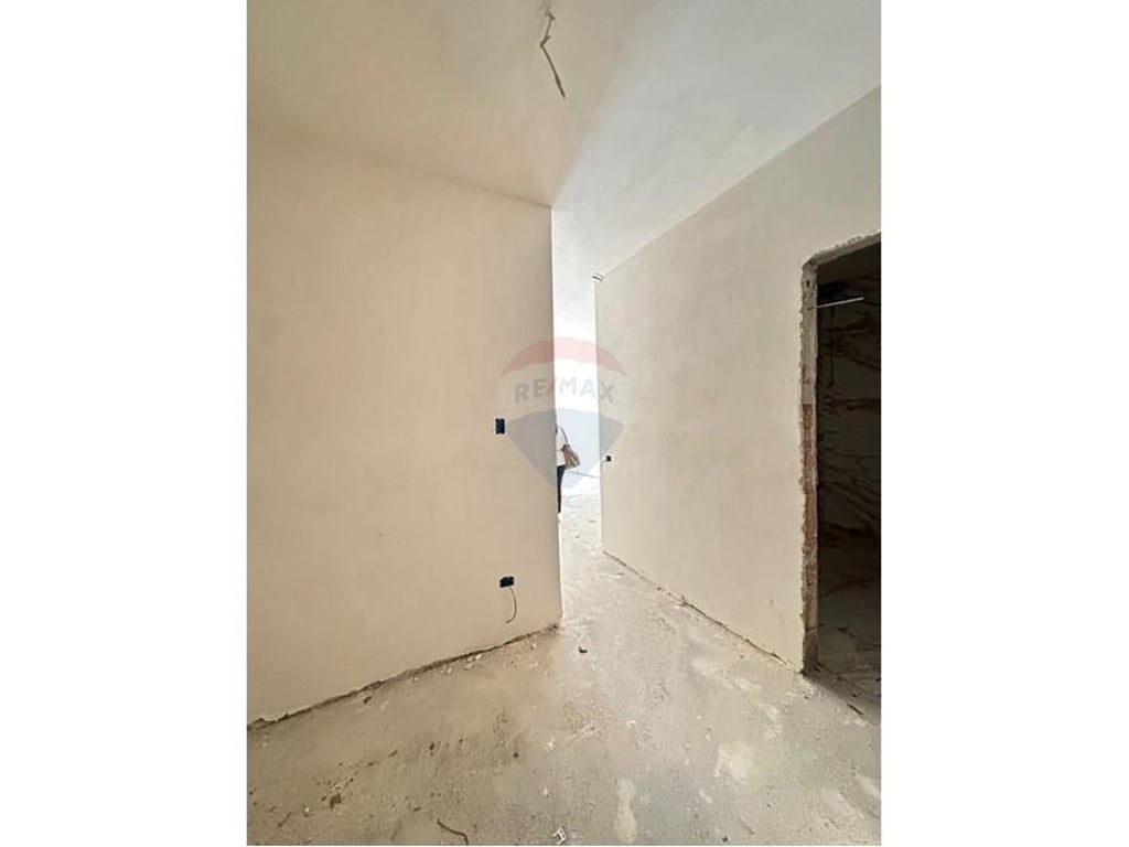 Shitet apartament 1+1 te Galeria Roma