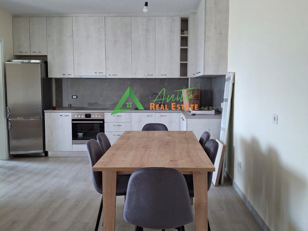 Misto Mame ofron për qira një apartament 2+1 të mobiluar dhe të pa mobiluar.