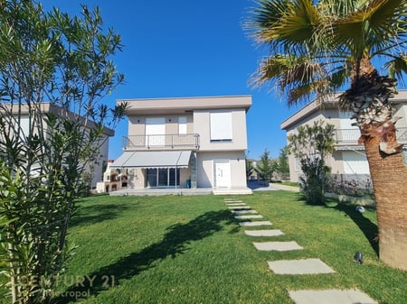 Offro in vendita una villa nella Baia di Lalzi!