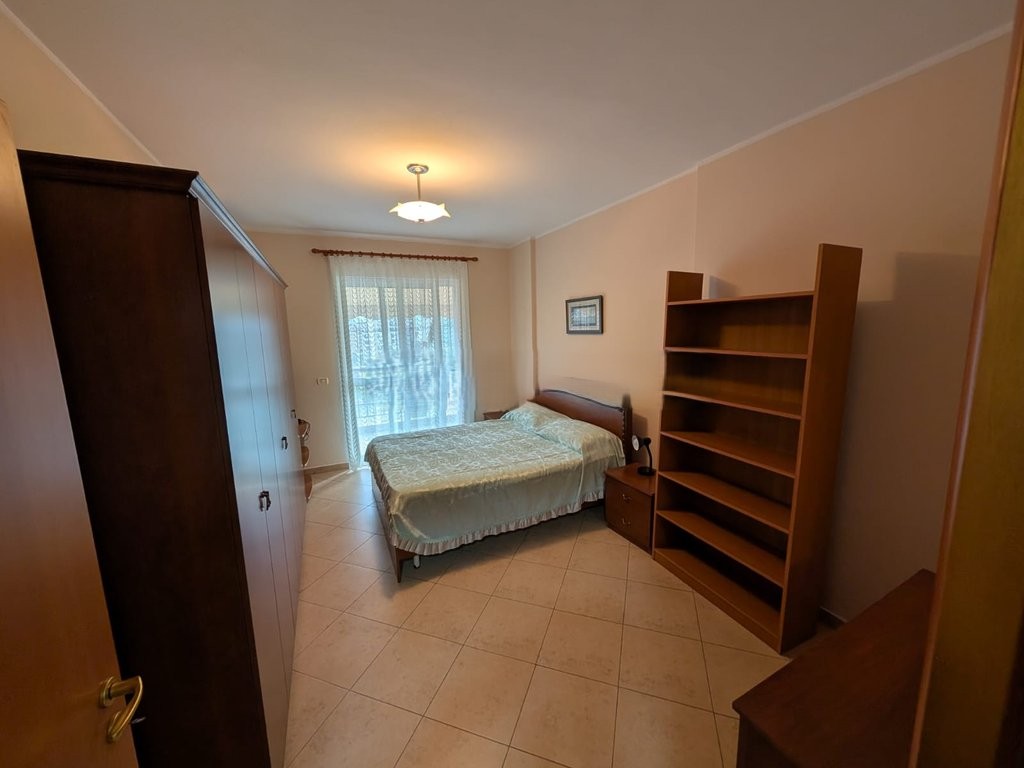 Affittasi appartamento 3+1+2 presso la Chiesa Cattolica in via Kavajë. 900 € /Mese