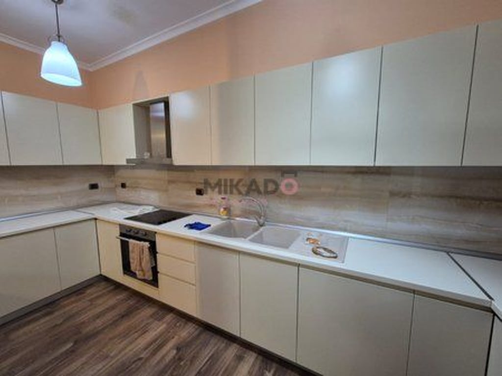 Affittasi appartamento 2+1+2 e 1 deposito in Via Kavajes! Prezzo 2000 euro lordi.