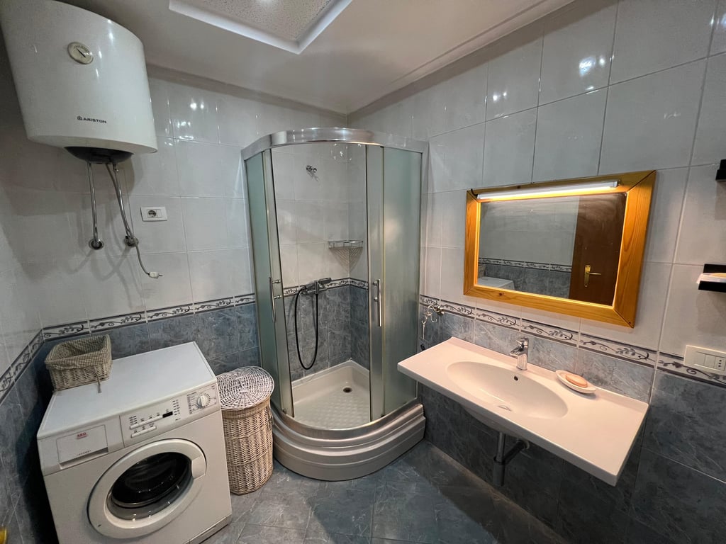 Apartament 2+1+2 me qira tek Komuna e Parisit, Prane Qendres Kristal