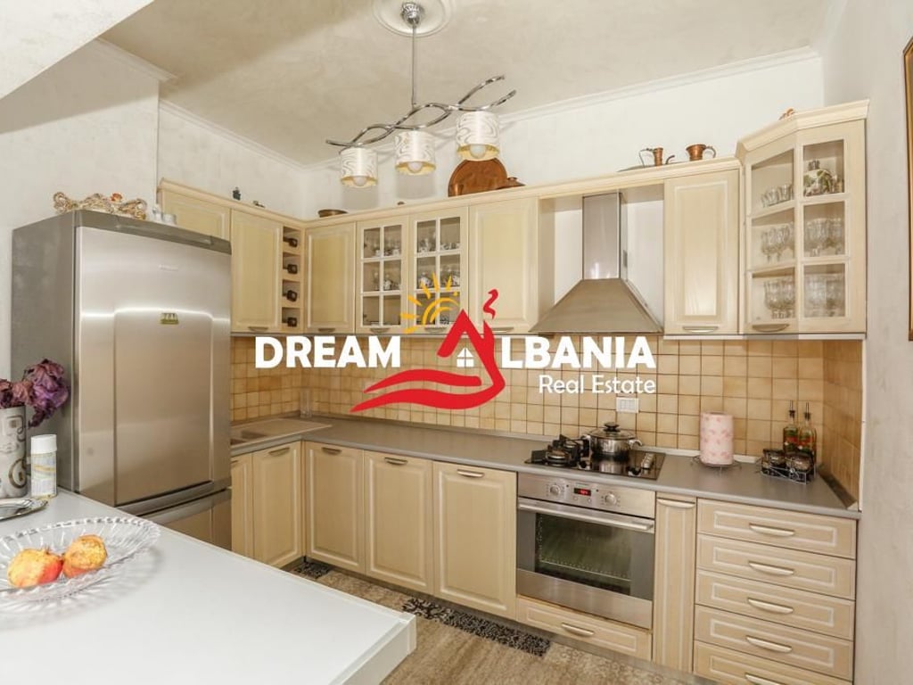 Vendesi Super Appartamento 3+1+2 in Centro, vicino ai 9 Piani a Tirana (ID 4131385)