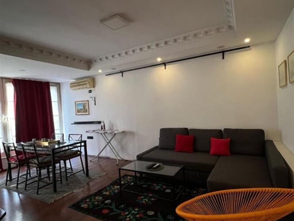 Jepet me qera apartament ne qender te Tiranes