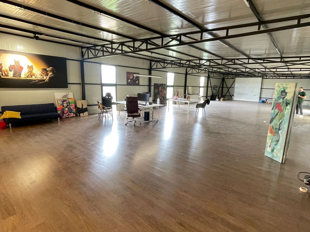 A warehouse is for rent near Top Channel.