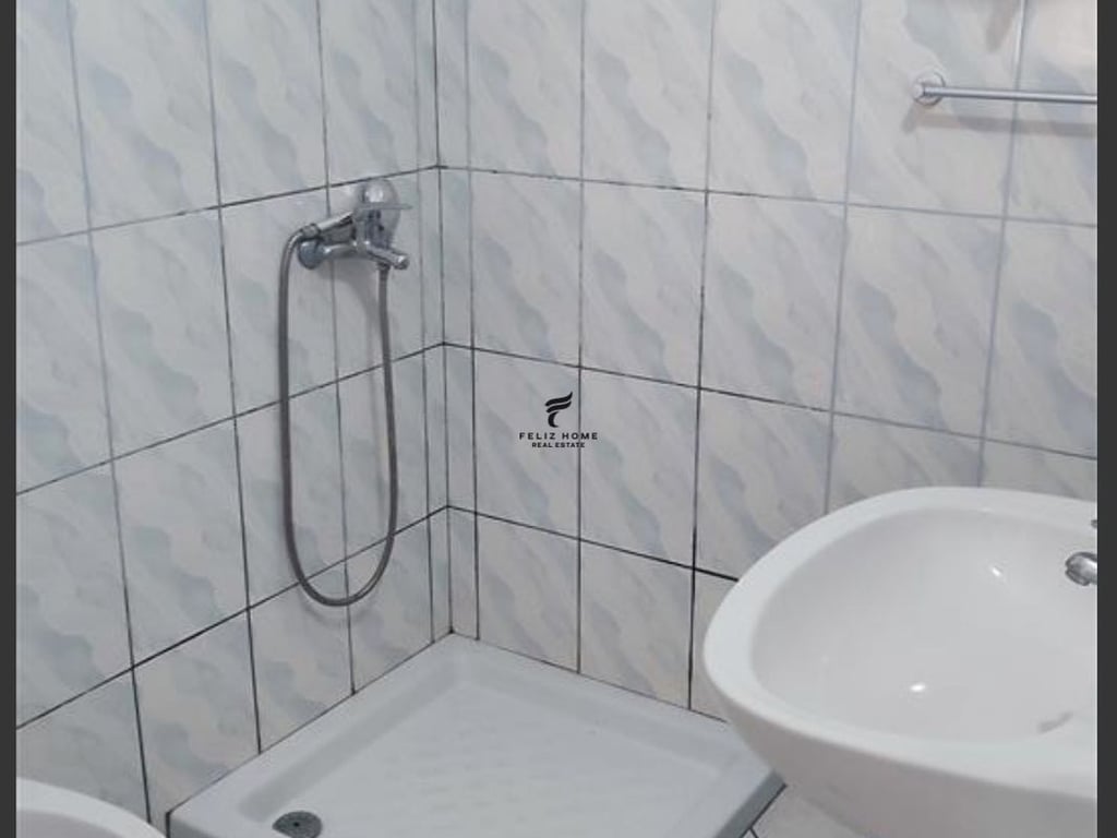 VENDESI GARSONIERA 50 M2 A VLORE 98.000 EURO