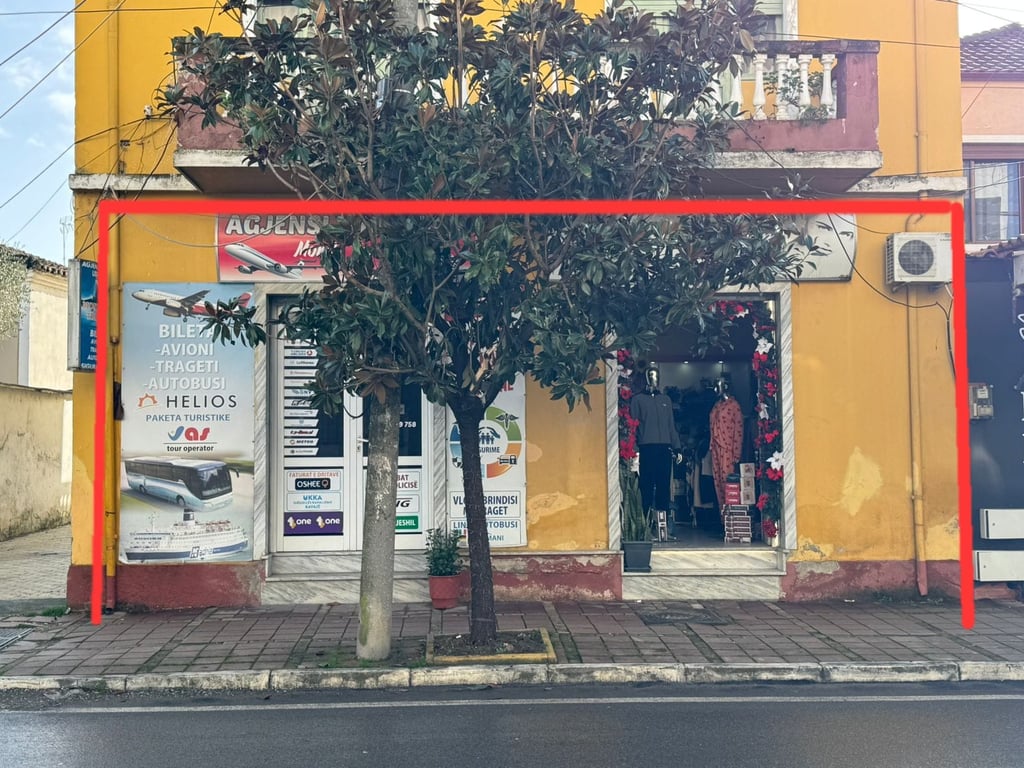 Vendesi negozio lungo la strada "Skuraj", Kavajë.