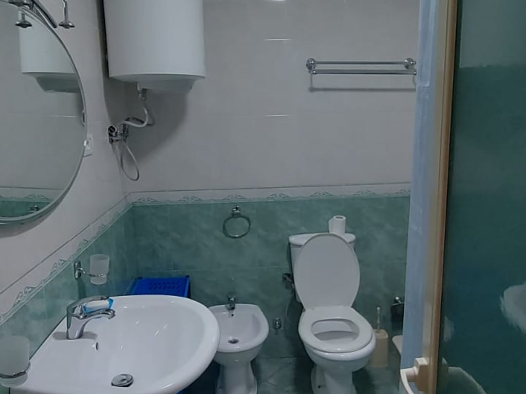 1+1 me qira te Rruga e Kavajes