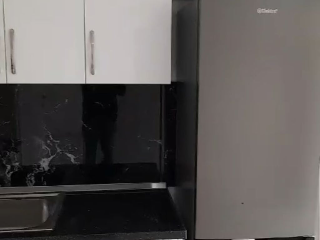 Appartamento 1+1 in affitto, parzialmente arredato, via Xhanfize Keko vicino a Ora News 400.000 lekë