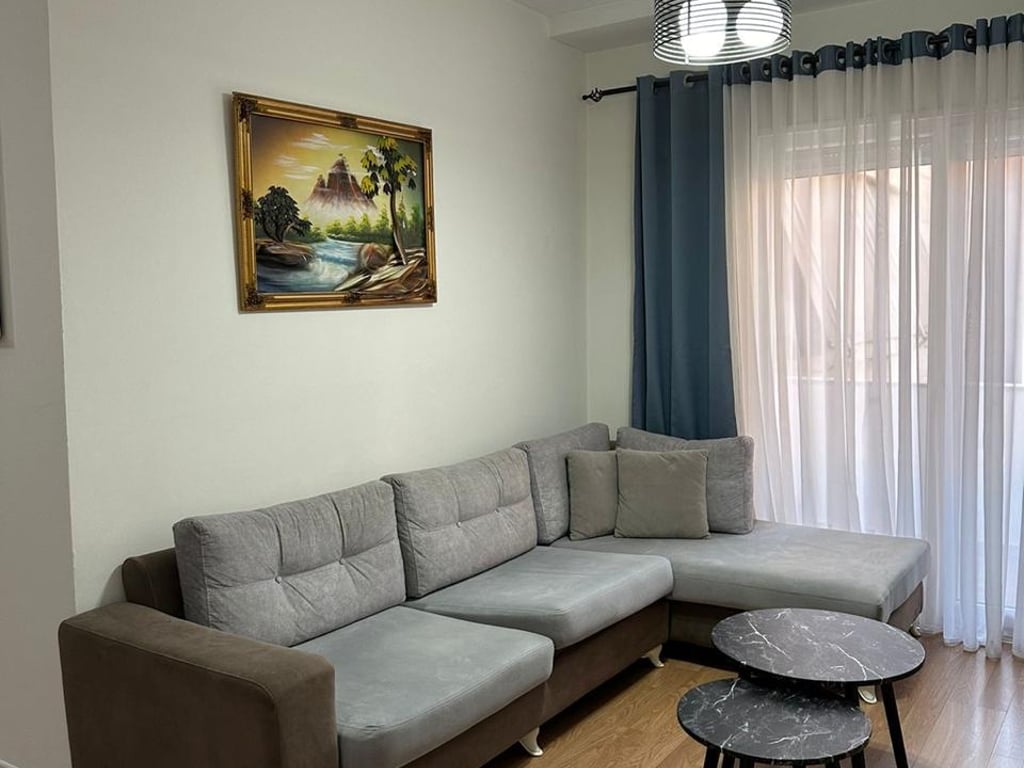 Jepet me qera Apartamenti 1+1 , Brryl perballe Maternitetit te Ri 500 mije leke 