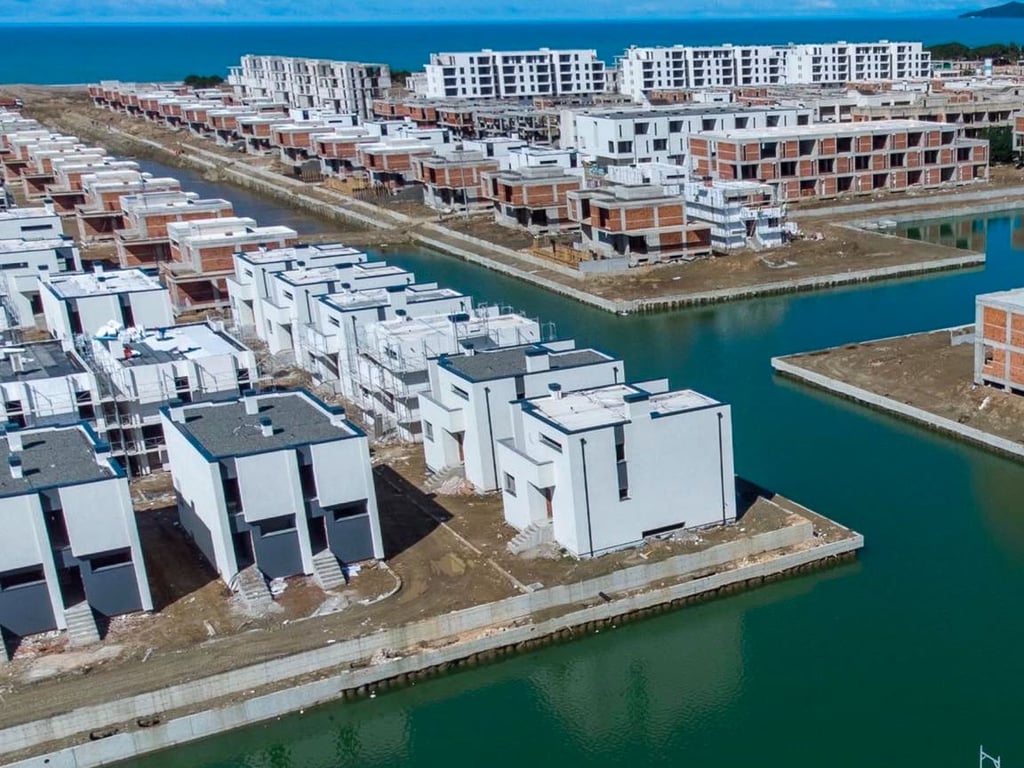 Shitet Vilë në vijë te dyte nga Marina te Turquoise Marina, Gjiri Lalzit .