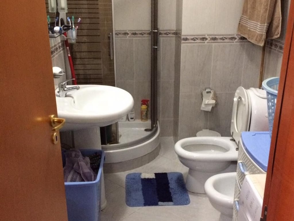 Jepet me qera Apartamenti 2+1 , rruga Asim Vokshi prane Spak dhe Arkives se Shtetit Cmimi: 500 mije leke