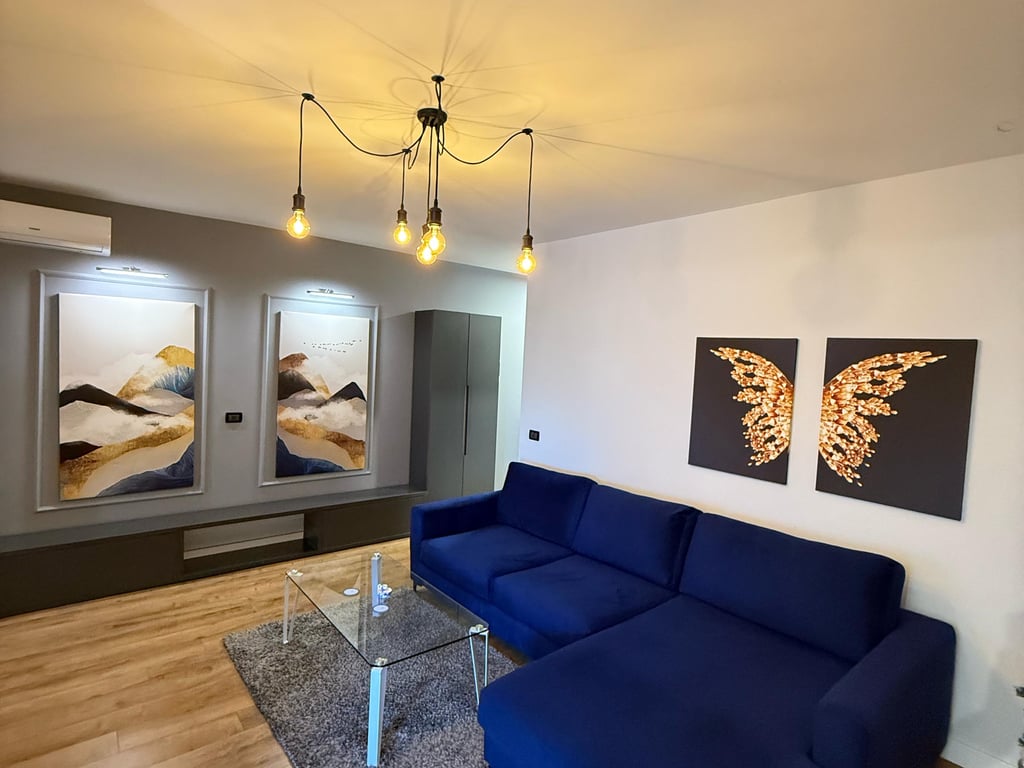 Affittasi appartamento lussuoso 1+1 presso la Comune di Parigi.