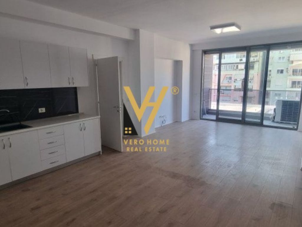 JEPET ZYRE 117 M2 ME QERA NE BLLOK 1.250 EURO